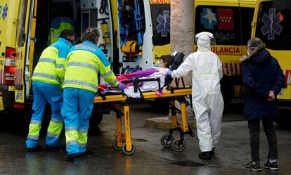 Trabajadores del hospital 12 de octubre realizan trasladan un paciente, este lunes. 