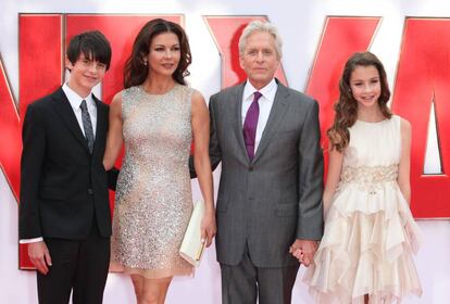 La familia Douglas en la premiere de Antman en 2015.
