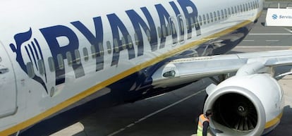 Detalle de un avi&oacute;n de la aerol&iacute;nea Ryanair. 