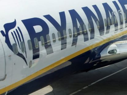 Detalle de un avi&oacute;n de la aerol&iacute;nea Ryanair. 