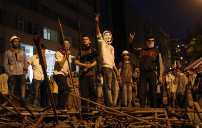 Manifestantes cerca de la plaza Taksim.