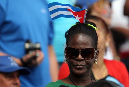 Una fan&aacute;tica durante el juego entre Cuba y los Tampa Bay de EE UU, este martes en el estadio Latinoamericano de La Habana.