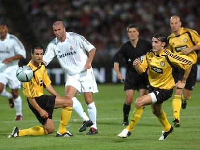 Zidane centra el balón evitando la oposición de KomlosI.