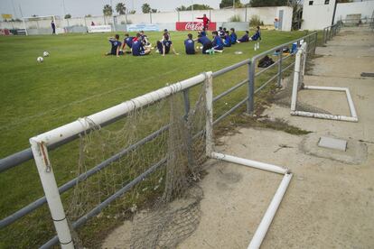 Los jugadores del Recre, en las instalaciones de la ciudad deportiva onubense.