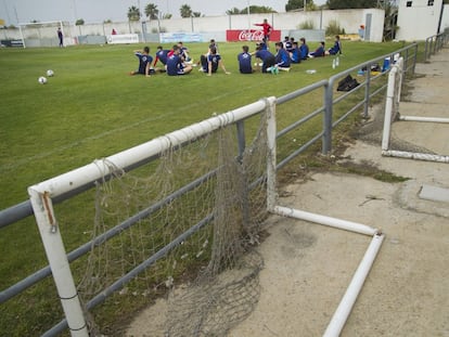 Los jugadores del Recre, en las instalaciones de la ciudad deportiva onubense.