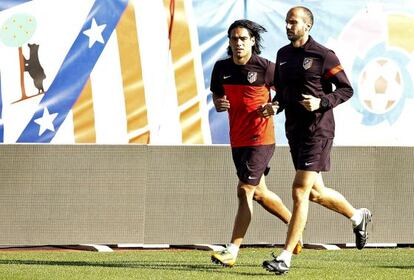 Falcao, junto al fisioterapeuta, durante el entrenamiento matinal