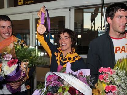 Maialen Chourraut enseña la medalla olímpica a su llegada a Hondarribia con sus compañeros Ander Elosegui y Samiel Hernanz.