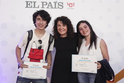 A Lucas Criado Díaz y Paula Anaya Pérez por “Aquellos años oscuros”. C.C. NTRA. SRA. DE LA PAZ. Torrelavega, Cantabria. En el escenario con Gema García, editora gráfica de EL PAÍS.