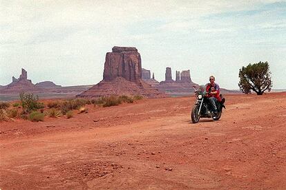 Un motorista recorre el parque monumental de la tribu de los navajos en el desierto de Arizona.