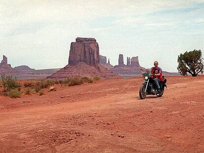 Un motorista recorre el parque monumental de la tribu de los navajos en el desierto de Arizona.