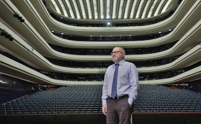 El nuevo director artístico del Palau de les Arts, Jesús Iglesias Noriega, en la sala central del recinto.