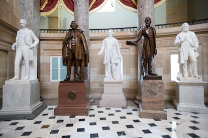 El National Statuary Hall del Capitolio es una sala llena de esculturas blancas y negras de personajes como Martin Luther King o Junípero.