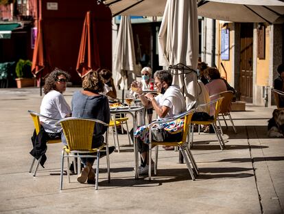Vecinos de Puigcerdà en la terraza de una bar, este miércoles