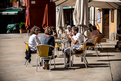 Vecinos de Puigcerdà en la terraza de una bar, este miércoles