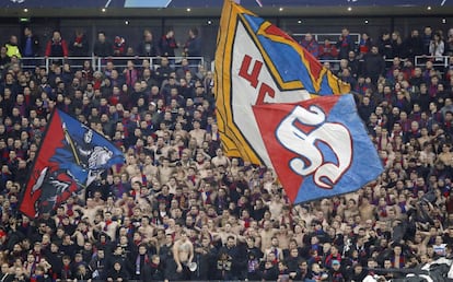 Vista de los fans del CSKA de Moscú en el estadio Luzhniki.