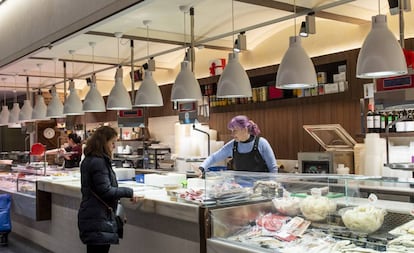 Mostrador del puesto de Masclans en el mercado de Sant Antoni (Barcelona).