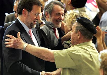 Mariano Rajoy saluda a un simpatizante del PP en el mitin de  Valencia.