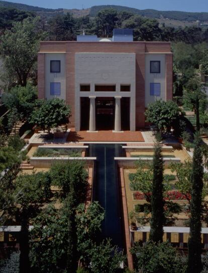 Villa Andrea (1989-1992), vivienda que habita y donde tiene su estudio Óscar Tusquets. Inspirada en la arquitectura paladiana, un edificio moderno a la manera de la estética clásica.