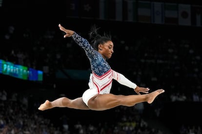 Simone Biles, durante uno de sus ejercicios en la final por equipos.