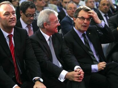 El presidente de la Generalitat de Cataluña, Artur Mas, charla con el presidente de la Comunidad de Murcia, Ramon Luis Valcárcel, junto al presidente de la Comunidad Valenciana, Alberto Fabra.