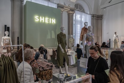 Clientes visitan la tienda temporal "Spring Boutique" de SHEIN en el Palazzo dei Giureconsulti en Milán Italia