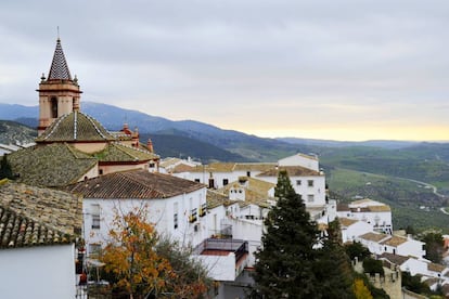 Zahara de la Sierra se acomoda, bajo la torre de su castillo, en una ladera de la sierra del Jaral, en la ruta de los pueblos blancos del noreste de Cádiz. Fortaleza musulmana en la frontera del reino nazarí hasta principios del siglo XV, fue declarado Conjunto Histórico Artístico en 1983 por su valiosa herencia cultural, sus monumentos (Torre del Homenaje, la iglesia de Santa María de la Mesa, Torre del Reloj) y su escalonado entramado urbano. Pero Zahara ofrece además la cercanía de valiosos escenarios naturales del parque natural de Grazalema. Por ejemplo, el Pinsapar y la Garganta Verde, declarados Reserva de la Biosfera por la UNESCO. Más información: <a href="https://www.zaharadelasierra.es/" target="_blank">zaharadelasierra.es</a>