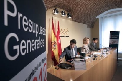 Ignacio González, Esperanza Aguirre y Percival Manglano en la presentación del proyecto de los Presupuestos de la Comunidad de Madrid para 2012.