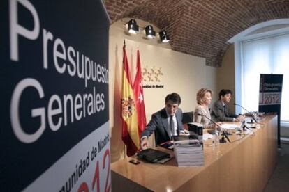 Ignacio González, Esperanza Aguirre y Percival Manglano en la presentación del proyecto de los Presupuestos de la Comunidad de Madrid para 2012.