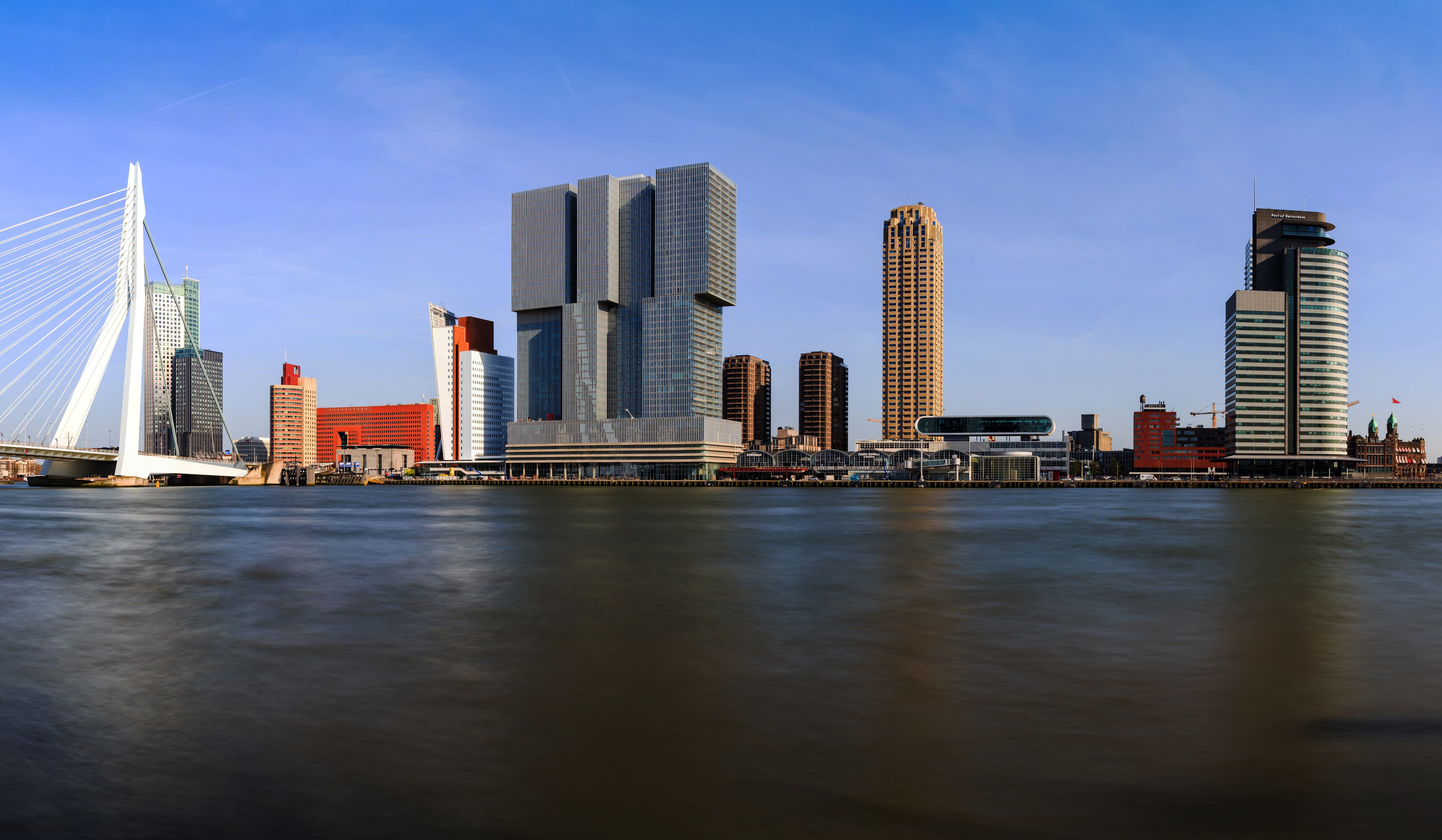 Vista del puente de Erasmo de Róterdam, y de algunos de los modernos edificios firmados por arquitectos como de Renzo Piano, Rem Koolhaas, o Álvaro Siza.