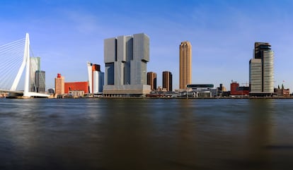 Vista del puente de Erasmo de Róterdam, y de algunos de los modernos edificios firmados por arquitectos como de Renzo Piano, Rem Koolhaas, o Álvaro Siza.