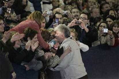 Almodóvar es aclamado a la entrada del auditorio de Puertollano donde se estrenó <i>Volver.</i>