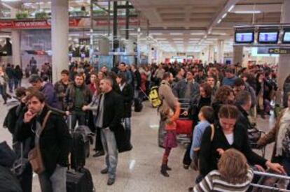 Pasajeros en el aeropuerto de Palma de Mallorca durante la huelga de los controladores aéreos en diciembre de 2010.