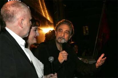 En el balcón del Teatro Real, Plácido Domingo, José Bros y María José Montiel, protagonistas de la zarzuela 'Luisa Fernanda'.