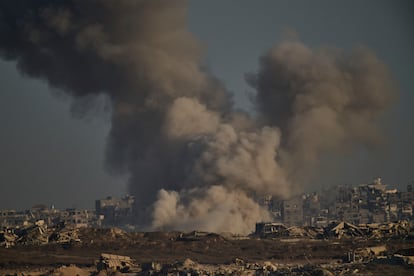 Columna de humo tras una ataque israelí sobre Gaza, este sábado.