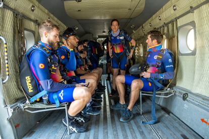 Los 13 miembros del equipo de la PAPEA toman asiento en el avión militar T12-Aviocar.