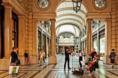 Músicos callejeros en la Galleria San Federico de Turín. 