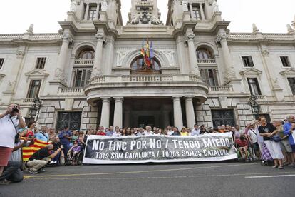 Imagen de la concentración contra el terrorismo convocada en Valencia este sábado.