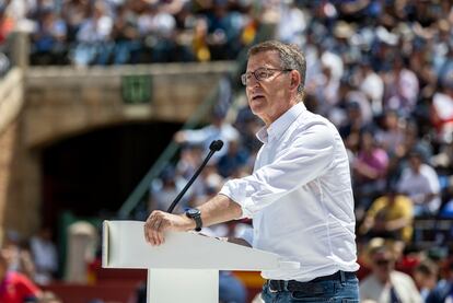 El presidente del PP, Alberto Núñez Feijóo, en el mitin en la plaza de toros de Valencia, este domingo.