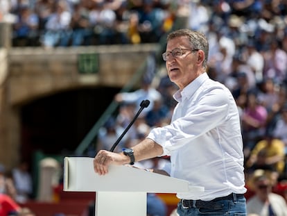 El presidente del PP, Alberto Núñez Feijóo, en el mitin en la plaza de toros de Valencia, este domingo.