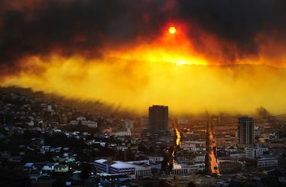 Uma vista panorâmica mostra o incêndio em Valparaíso. Mais de 100 casas foram queimadas.