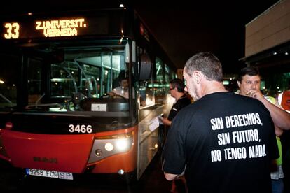 Cochera de autobuses del Triangle donde trabajadores y piquetes comprueban que los autobuses que salen son de servicios m&iacute;nimos. Durante la jornada de hoy hay convocada huelga de Renfe y Adif en todo el Estado, en la ciudad de Barcelona se han sumado las plantillas de Metro y Bus. 