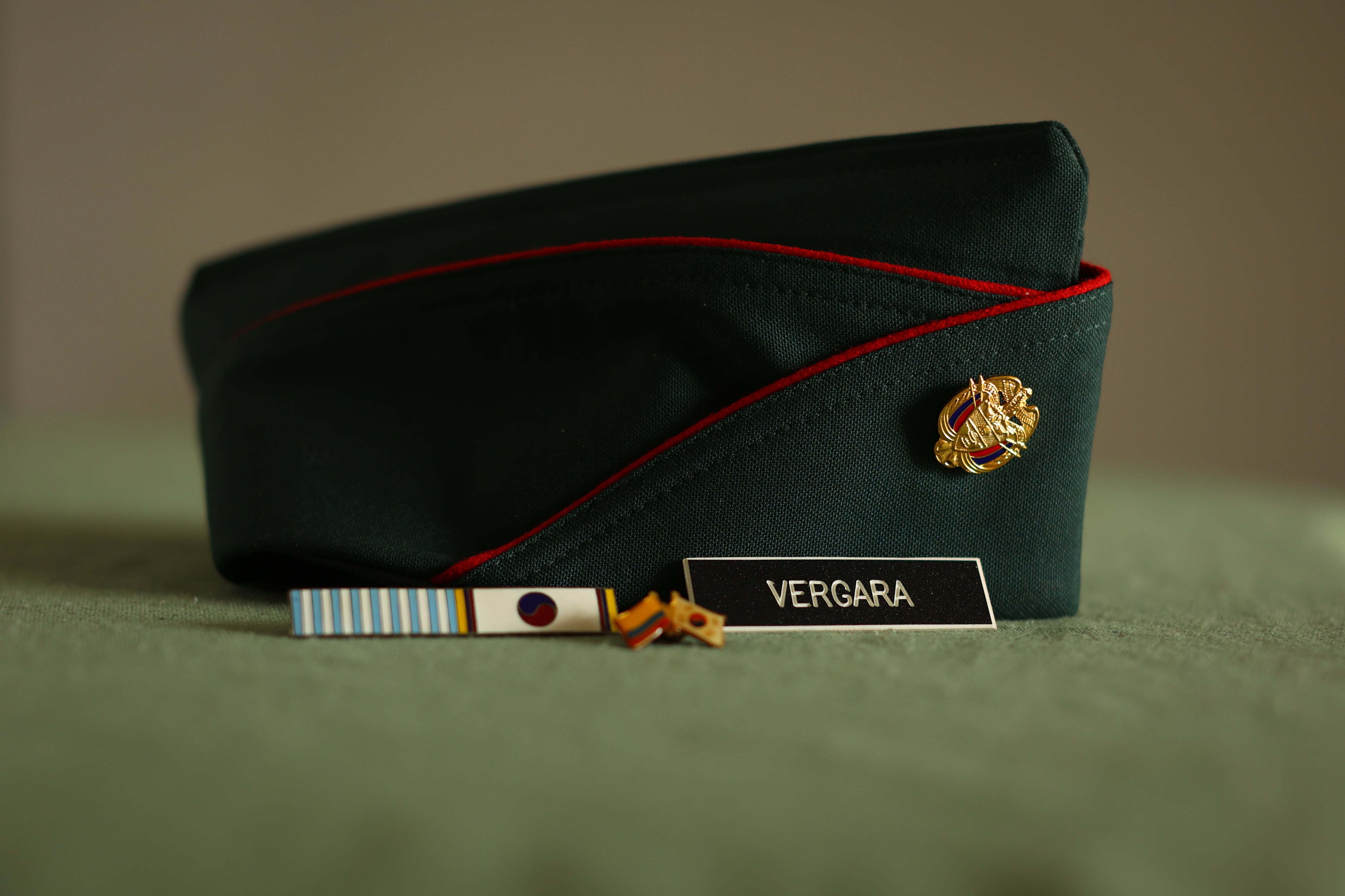 Algunas medallas y parte del uniforme militar que Pedro Vergara (95), veterano del Batallón Colombia en la guerra de Corea, conserva en su casa en Bogotá. Junio 19 de 2025.