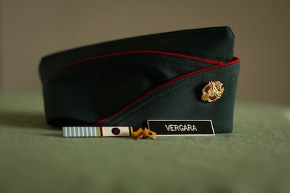 Algunas medallas y parte del uniforme militar que  Pedro Vergara (95), veterano del Batallón Colombia en la guerra de Corea, conserva en su casa en Bogotá. Junio 19 de 2025. 