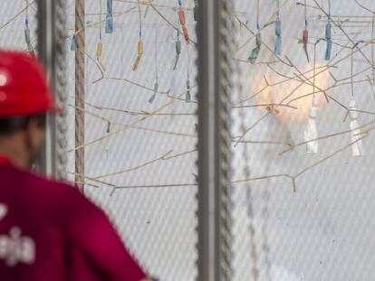 Un empleado de la pirotecnia Pe&ntilde;arroja durante el disparo de la primera masclet&agrave; de 2015. 