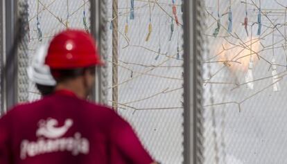 Un empleado de la pirotecnia Pe&ntilde;arroja durante el disparo de la primera masclet&agrave; de 2015. 