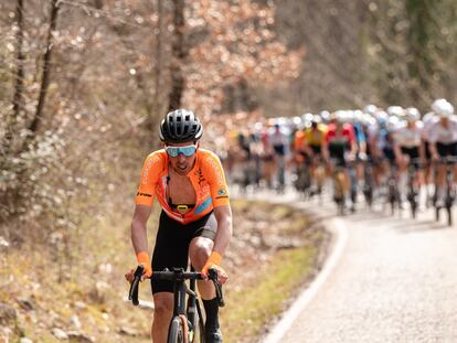 El ciclista de Euskaltel, Víctor de la Parte, trata de fugarse en la última subida de la tercera etapa de la Volta.