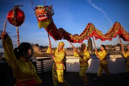 Varios participantes sostienen un dragón chino durante la presentación del festival chino de Año Nuevo en Edimburgo (Escocia).