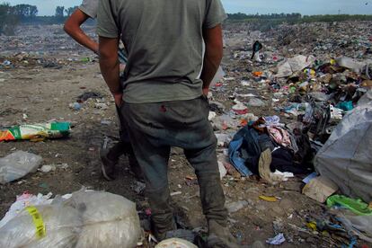 El municipio de Luján, junto a la organización Movimiento de Trabajadores Excluidos, planeó hace cuatro años convertir el basural La Quema en una planta recicladora y construir un centro ambiental para que los recicladores urbanos trabajen en condiciones dignas. Pero los intereses empresariales están trabando su avance. 
El principal obstáculo en este momento es el emplazamiento de la futura planta, que quedaría ubicada junto a La Picaza, una finca donde se crían caballos, propiedad de un empresario local. 