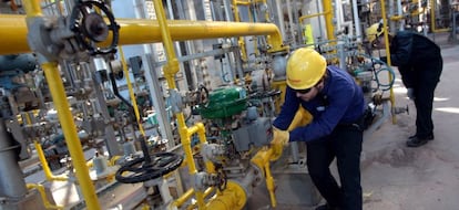 Trabajadores en una refiner&iacute;a en Gibraltar.