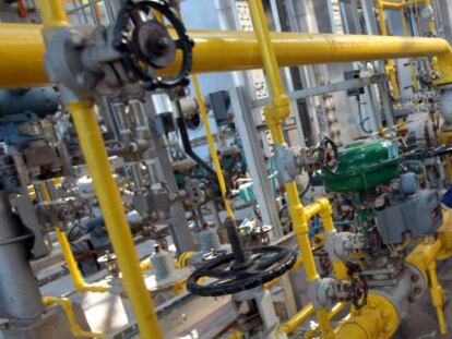 Trabajadores en una refinería en Gibraltar.